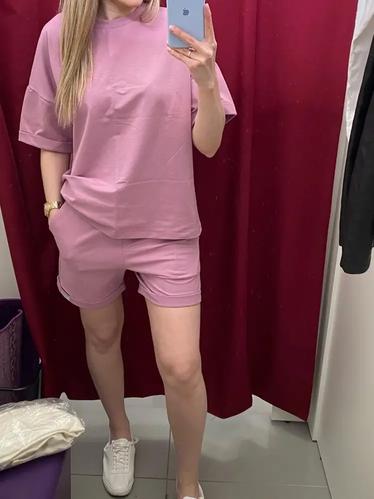 Высший )) Качество отличное, футболка прям сильный оверсайз. На мне 42-44 на параметры 88-66-96, рост 170. Молочный не понравился , в этом цвете шорты просвечивают.