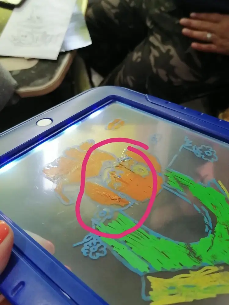 Затея хорошая. Но!! Наклейка со штрих-кодом в центре планшета-это треш. Пока её отклеили измучились, она намертво была приляпана, соответственно покрытие от экрана отошло, его вспучило и рисовать на этом месте уже невозможно, рисунок не стирается. Неужели нельзя было в другое место приклеить?? Деньги на ветер, ребёнок расстроен. Не берите ни за что, это первый заказ с магазина, который так расстоил