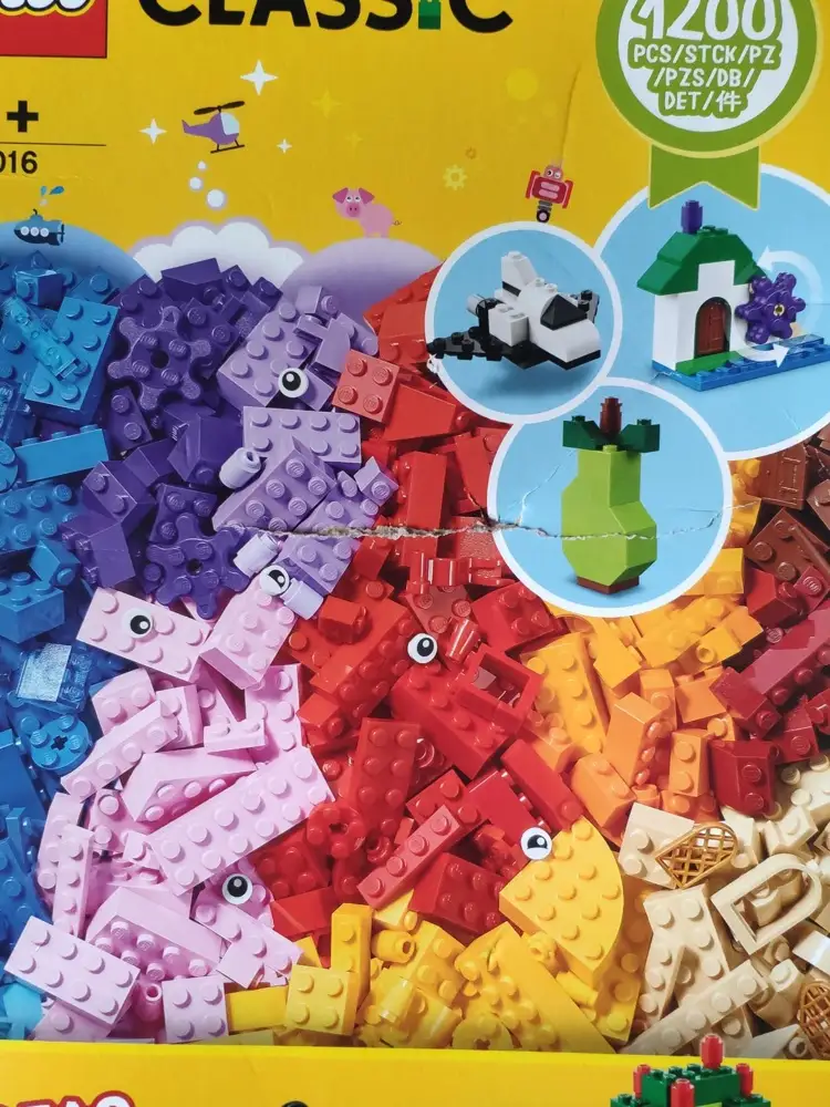 К Лего притензий нет,как и к курьеру(он не виноват)минус ⭐за коробку,с другой стороны 1200деталей за 2200 это сказка
