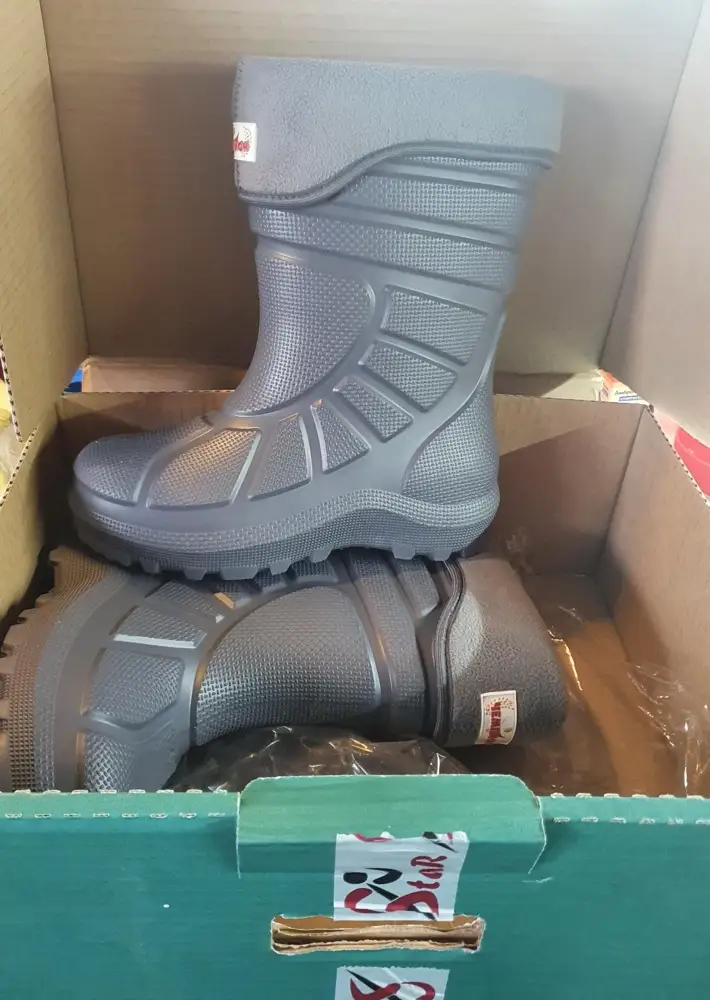 Отличные сапоги. Нога у ребёнка 24 см,сапоги взяли 39-40. Немного велики, но не критично, нога растёт быстро.  По внутреннему чулку 26 см вместе со швами. Пришли аккуратно упакованными в коробку.