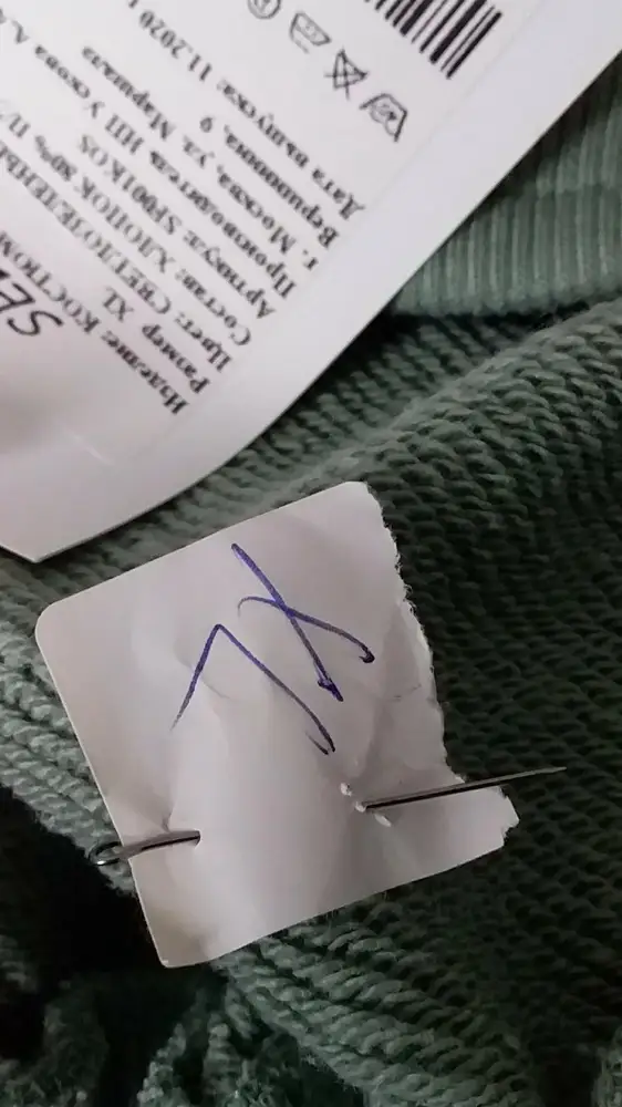 Можно такую булавку внутри брюк оставлять? Это же опасно. А если бы я её не заметила? Сразу расхотелось покупать костюм. Раз производитель невнимателен к мелочам-значит качество соответствующее.