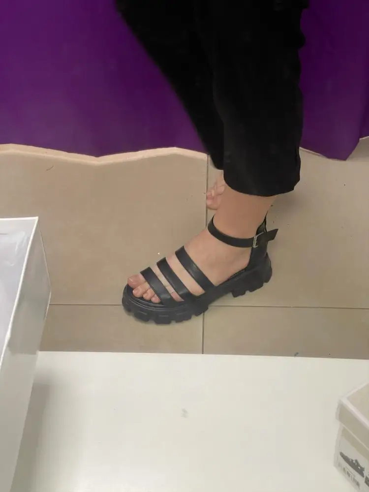 Сами босоножки очень классные, но именно эта модель не подошла по ширине. Слишком была сжатая нога. Размер соответствует!