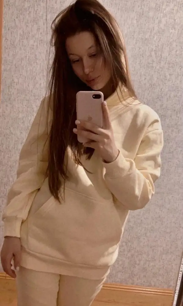 Классный костюм , параметры 88,60,95 , не люблю оверсайз обычно сидит как мешок , но этот сел отлично . Выкупила сразу , без брака . Цвет нежно лимонный , как чизкейк ) совпадает с цветом на модели . Не большемерит 