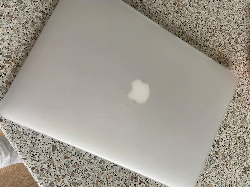 Отлично подошёл на MacBook Air 2017 года. Белый матовый чехол практически не заметен на самом ноутбуке. Спасибо!