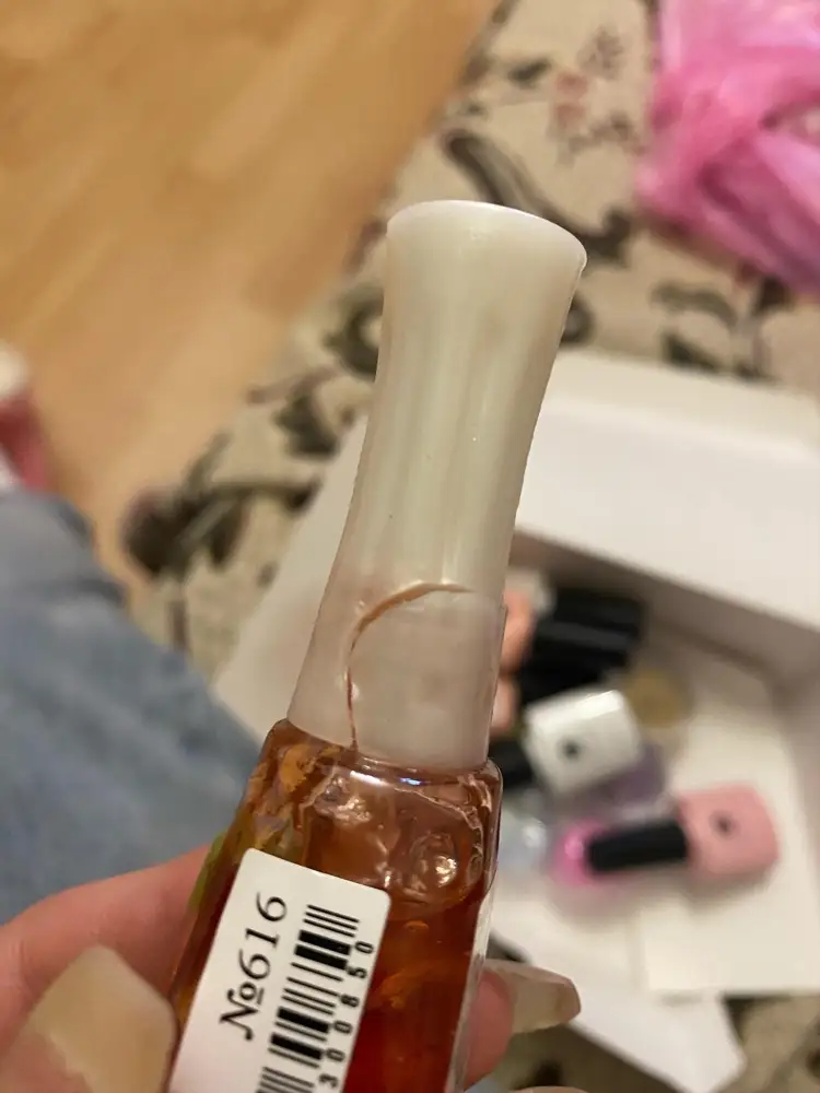 Прошлый отзыв удалили видимо. Но мне нетрудно написать новый. В коробке с заказом была сломана палитра для выкраски гель лаков и разбито масло для кутикулы, которое пролилось на все. Коробка с лаками была порвана, поэтому масло потекло абсолютно по всей коробке. Остальное все вроде цело. Лампа работает. Комплектация полная, как по списку. Снимаю звёзды за разбитые позиции из списка.