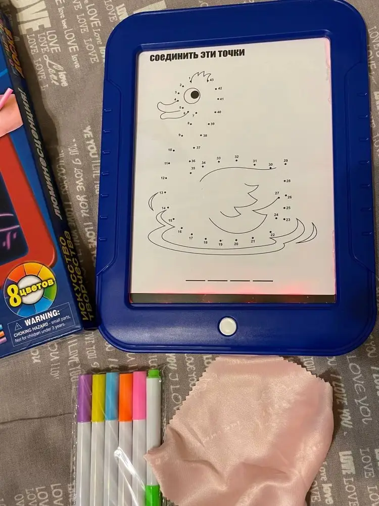 Планшет очень понравился, батарейки в комплекте, тряпочка и фломастеры есть, рисуем каждый день, шаблонов очень много