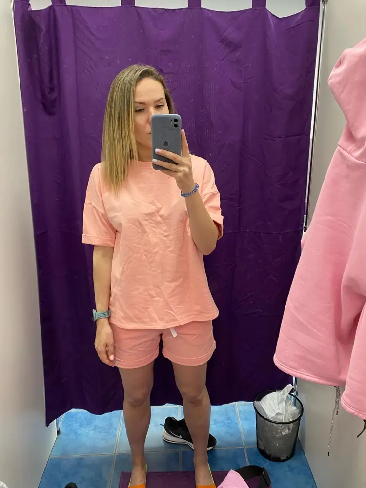 Хорошо сидит, Но у меня двоякое мнение, вроде выглядит стильно, но больше похож на Домашний костюм :) все же оставила) ткань приятная, летом не должно быть жарко 