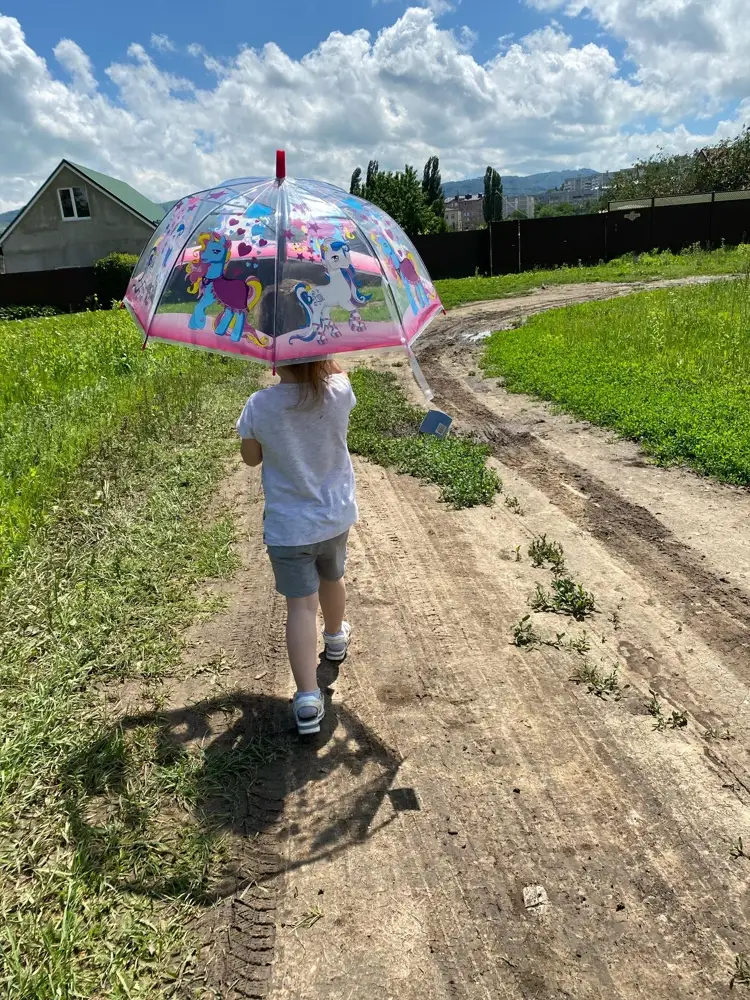 Как в описании. Конечно не прочный. Учить ребёнка бережно относиться к вещам можно с него начать 👌