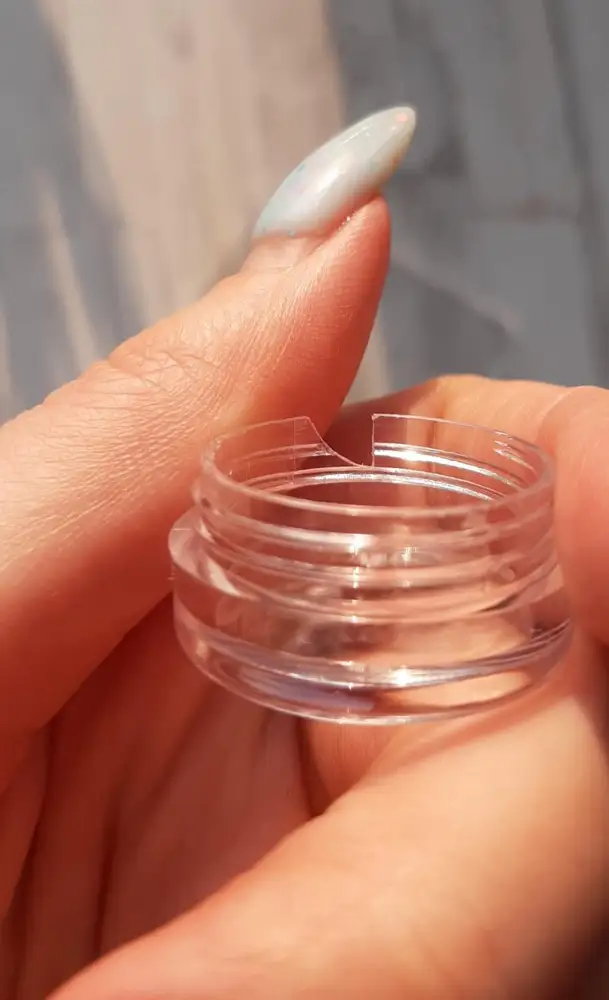 Крышка контейнера немного лопнута, на одной баночке нет куска, все крышечки поцарапаны. Закрываются плотно, размер маленький. Считаю товар не стоит своей цены.