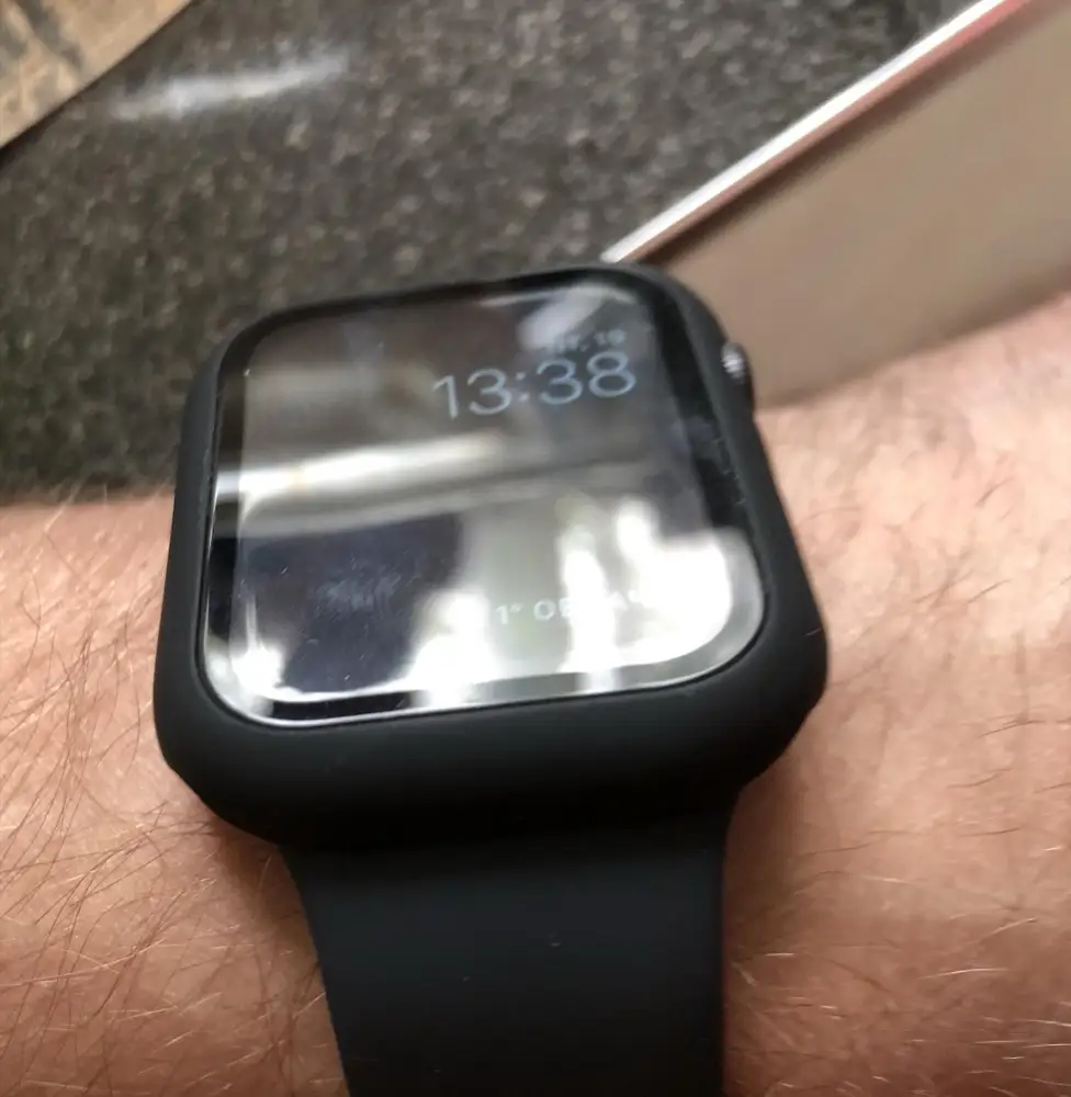 Отличный бампер! Достался за 448 руб. На apple watch s6 44 мм сел замечательно! Не громоздкий, чувствительность экрана не снижает, доставка 3 дня. К покупке рекомендую. 