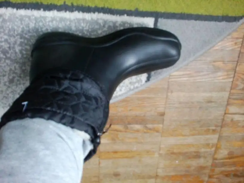 Отличные сапожки! На мой 39 взяла 39-40,надо было брать 38-39. Да,пятка болтается при ходьбе,но не критично! Спасибо большое!!!!!теплые,лёгкие! Класссс!