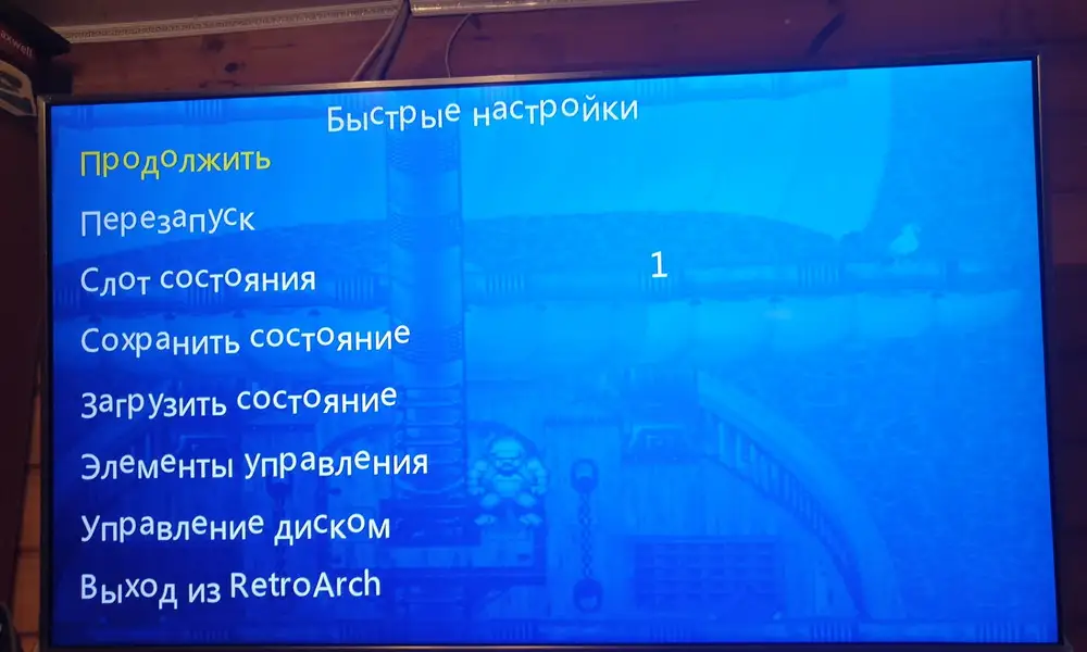 Работает. Купили в подарок. На мой взгляд корявая игра, игр полно, но некоторые совсем по другому называются, чисто китай, русский язык кривой. Игр более 10к. По мне, лучше отдельную консоль приобрести проводную на картриджах(типа сега или денди). Не сразу сообразили что необходимо одновременно в 2 входа подключать- HDMI и USB для зарядки