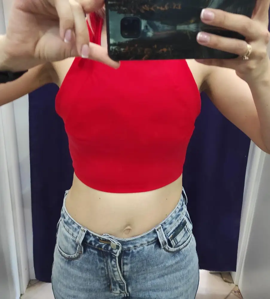 Топорщится "под мышками"как не завязывай ,хотя размер мой безусловно.соски видны,так что имейте ввиду,а вкладок нет.но задумка классная.