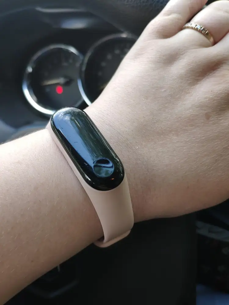 Идеально подошёл на MiBand 3 наощупь приятный, пожестче родного браслета