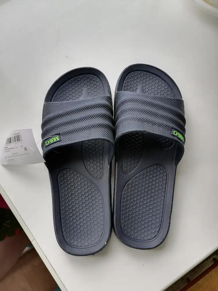 Шлепки на широкую ногу сели, но маломерят, взяла 41 сыну на его 40,впритык. На одной шлепке какой-то дефект сверху, по цене(575) конечно не стоят столько!