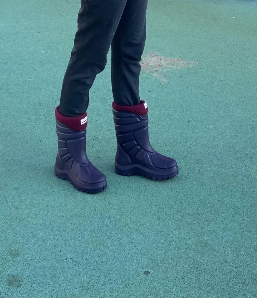 На свой 38 размер, заказала 39/40. Думала, что будут маленькие(судя по комментам). Но все ок. За свои деньги отличные сапоги