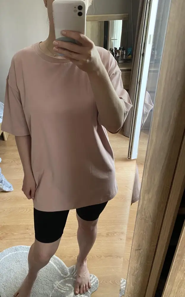 Качественная футболка. 42-44 р-р на ОГ 90, ОТ 68 сел хорошо.