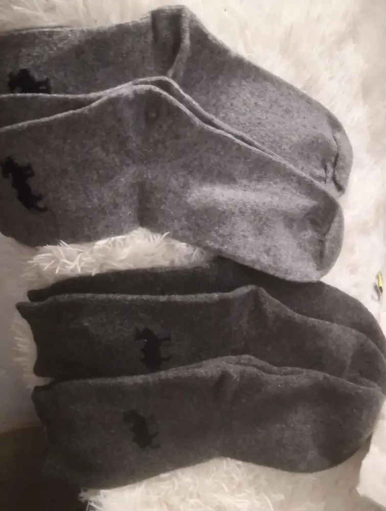 Носки отличные. Эта непрерывная покупка. Только светло серый цвет, тоньше по вязке, чем темно серый. А так супер.