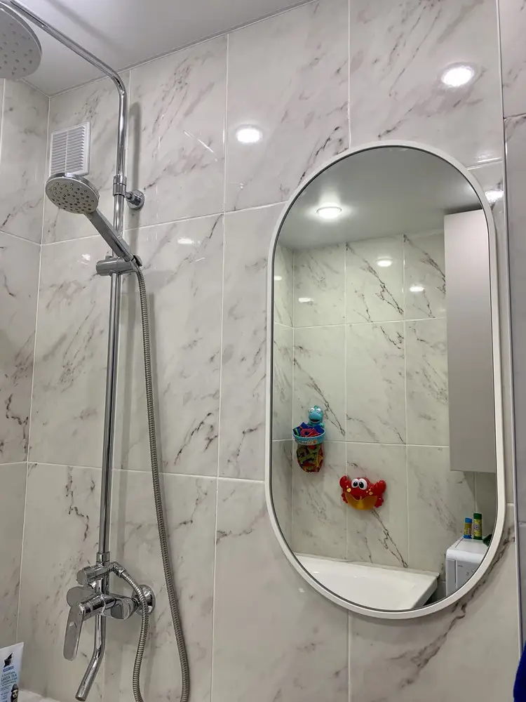 Идеально вписалось в наш интерьер ванны, это то что я хотела! По размерам само то, для нашей маленькой ванны, боялась будет массивно, но нет, всё гармонично и пропорционально. Осталась очень довольна зеркалом, рекомендую!