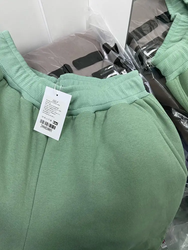 Костюм пришел с дырочкой. Маленькой, но заметной, впереди над карманом.  Поэтому даже мерить не стала, выбрала костюм другого производителя. Расстроилась, костюм в целом понравился. Ткань толстая, тёплая. Цвет отличается от фото и реальный цвет мне понравился больше! На фото холодный, мятный оттенок, а в реале скорее фисташковый. На моих фото реальный цвет получился на первом фото. У брюк резинка отличается по цвету, это минус. 