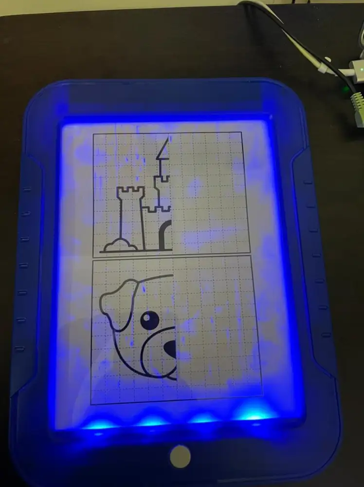 Отличный набор для рисования. Много фломастеров и картинок. Батарейки как и обещали в подарок есть 