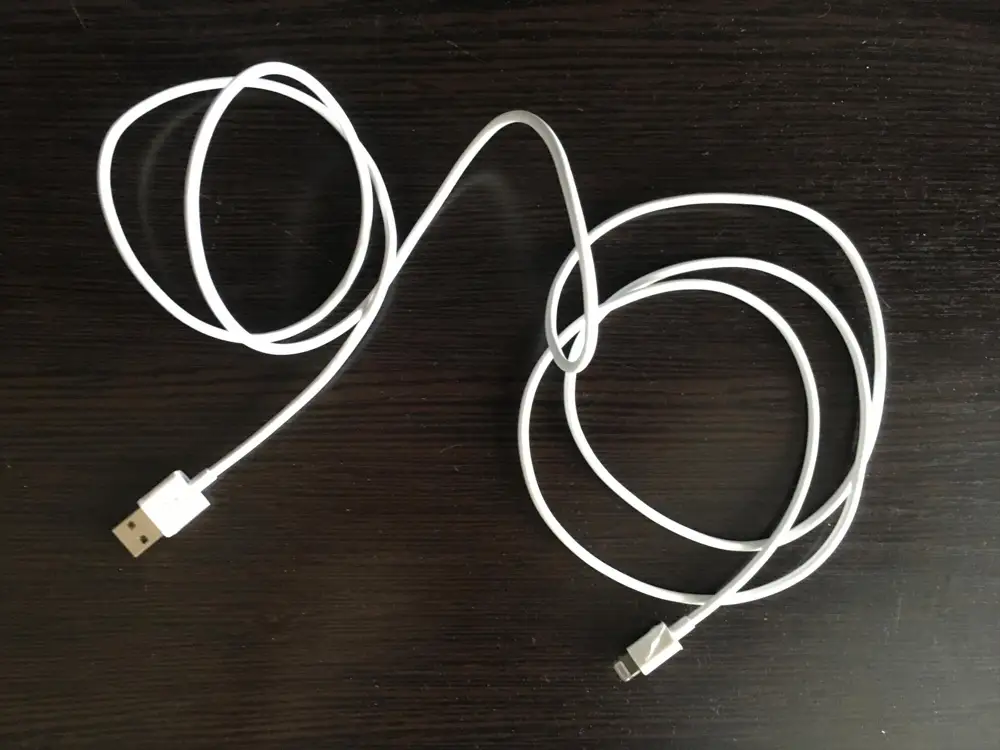 Кабель длинный, заряжает хорошо, пришёл в упаковке. Подходит для iPhone 6s. Как будет работать в дальнейшем, покажет время. Отличная работа курьера. Спасибо магазину!