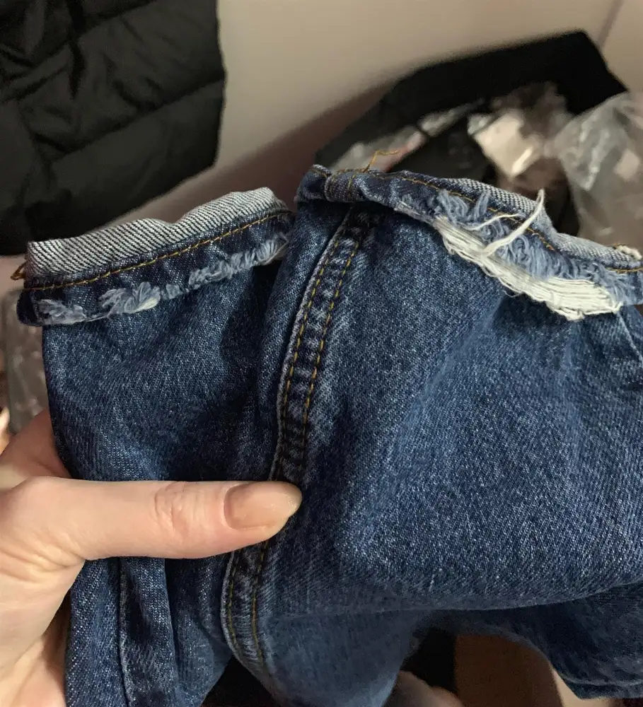 Хорошие джинсы, на ОБ 101 и ОТ 77 28 размер прям впритык. Не взяла, т.к нигде не указано что снизу на штанинах рванина. 