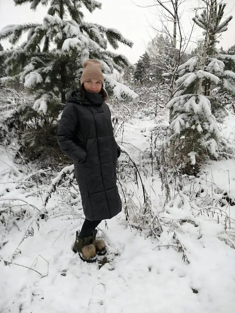 Пуховик нереальный 😍 очень мягкий, тёплый 👍 гуляла под мокрым снегом, не мокнет 👍 длина прекрасная, ходить удобно и все прикрыто. Я в восторге. Однозначно рекомендую 👍
Идёт в размер.