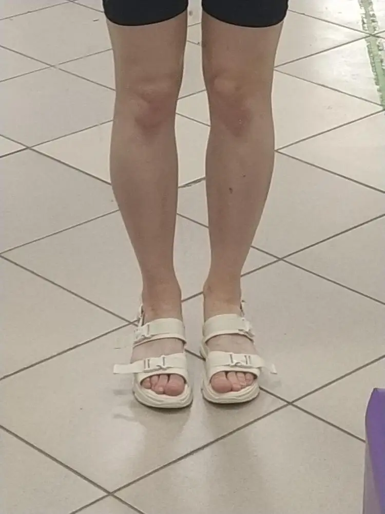 Не очень понравились ремешки, которые торчат, по размеру нормально, стелька кожзам 