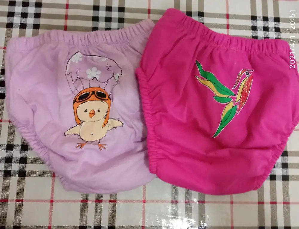 Трусики удобные не толстые, но не подгузник.
Снаружи тоже после пописа мокрые! Какую то часть жидкости конечно задерживают, из-за чего по ногам и на пол не льёт, но сами они мокрые. Одежда промочится, если сверху будут калготки к примеру.