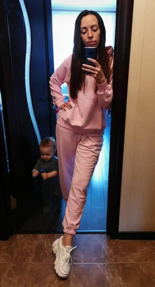 Очень красивый костюм, цвет нееежно нежно розовый. Качественно прошито, без торчащих ниток, сел идеально. Люблю, когда посвободнее.