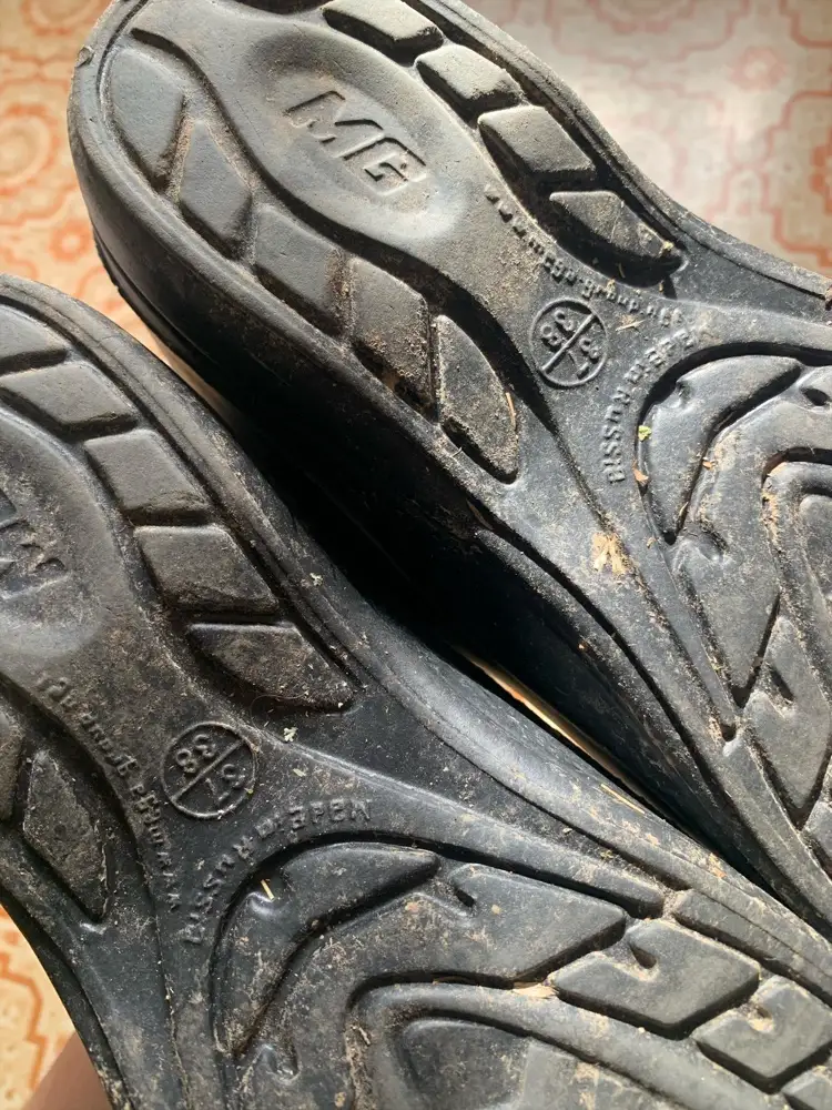 Заказ был сделан на 37 размер, который пришлось ещё ждать пока появится в наличие. В итоге прислали 37/38 - размер, которого даже нет в сетке. Они слишком большемерят как и пишут остальные в отзывах! Для этого и был сделан заказ на размер меньше! Дак для чего Вы отправляете не то, что заказал у Вас клиент????? Оставила только потому что нужно работать в саду в эту погоду! Ждать другую обувь нет времени. В двух носках и то велики! Будьте внимательнее те кто работает на складе в сборе заказов! Не обламывайте людей которые платят вам деньги!