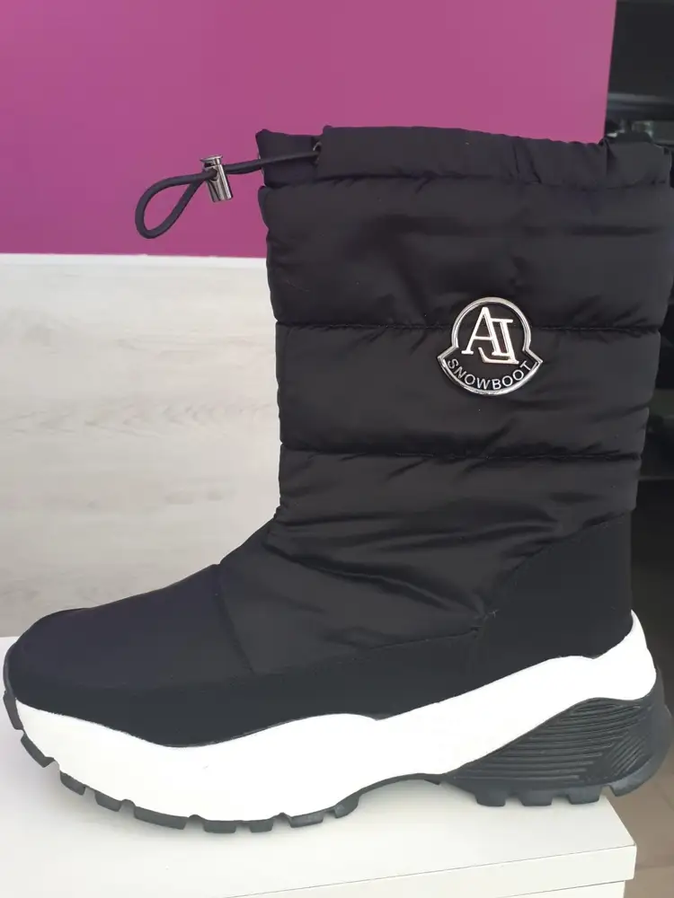 Пришли совершенно другие сапоги. Заявку по браку рассматривали неделю и отклонили. Разочарована(( кто-то накосячил, а покупатель должен умолять, чтоб забрали не нужный товар. Потом выпрашивать возврата денег((