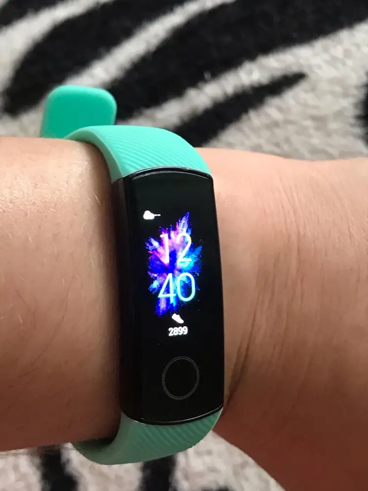 Ремешок отлично подошёл на honor Band5, без зазоров .