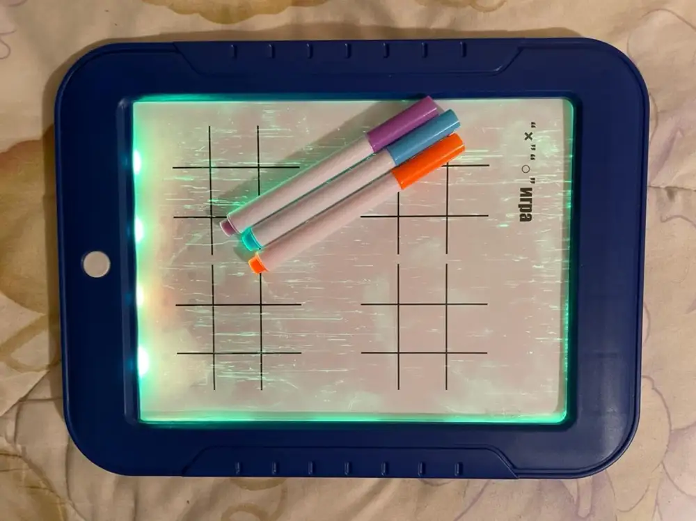 Классная доска с подсветкой, что очень радует, маркеры и тряпочка в комплекте! 