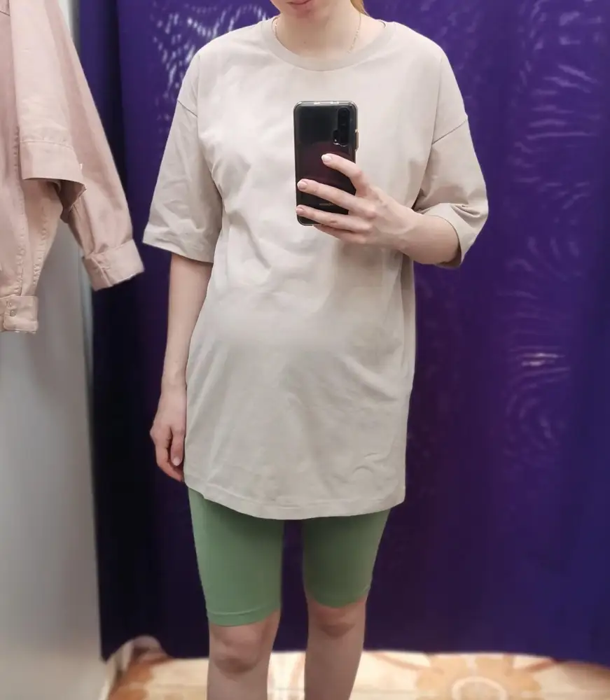 Качество ткани, её плотность и швы на высоте. Может не совсем довольна таким большим оверсайзем. Брала на беременный живот,при моем добеременном размере 40-42 этот купленный 42-44 очень большой. Может, я просто не привыкла к таким объёмным вещам и на худенькой будет смотреться хорошо