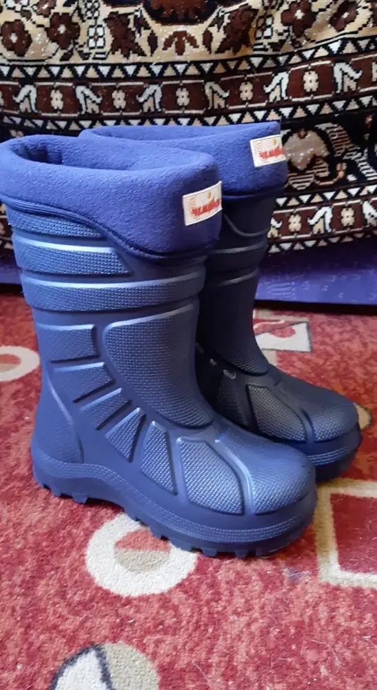 На ножку 21 см взяли на вырост, на следущие сезоны, вполне удовлетворена покупкой, 2 см по стельке на рост ноги есть. То есть сапоги скорее всего соответствуют 35 р-ру. По внешнему виду добротные, крепкие, вкладыш толстенький, форму держит.