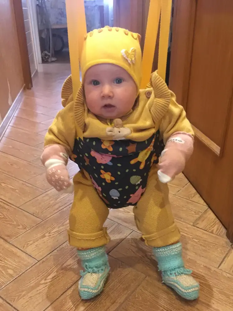 Шестимесячная малышка довольна! Самостоятельно не прыгает, но когда родитель с ней занимается - просто счастлива, вариантов как качать множество. Использую прыгунки, когда нужно растянуть время до кормления или до сна, так как малышка заряжается позитивом. Прыгунки подвесила на перекладину в коридоре, дополнительные крепления не покупала. Надеюсь, что веревки надёжны и не причинят травму, не дай Бог.