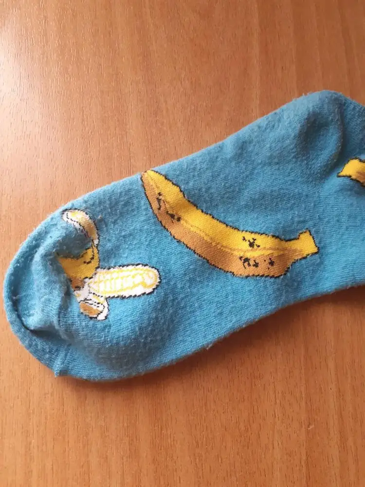 Носки дарила 12-летней дочке, она очень обрадовалась, носит их в школу под брюки (в нашей школе c 6 класса уже не требуют быть строго в форме). Носки красивые, удобные и синтетикой не кажутся. Но: после стирки скатываются. На фото - носок после 1-й стирки.  