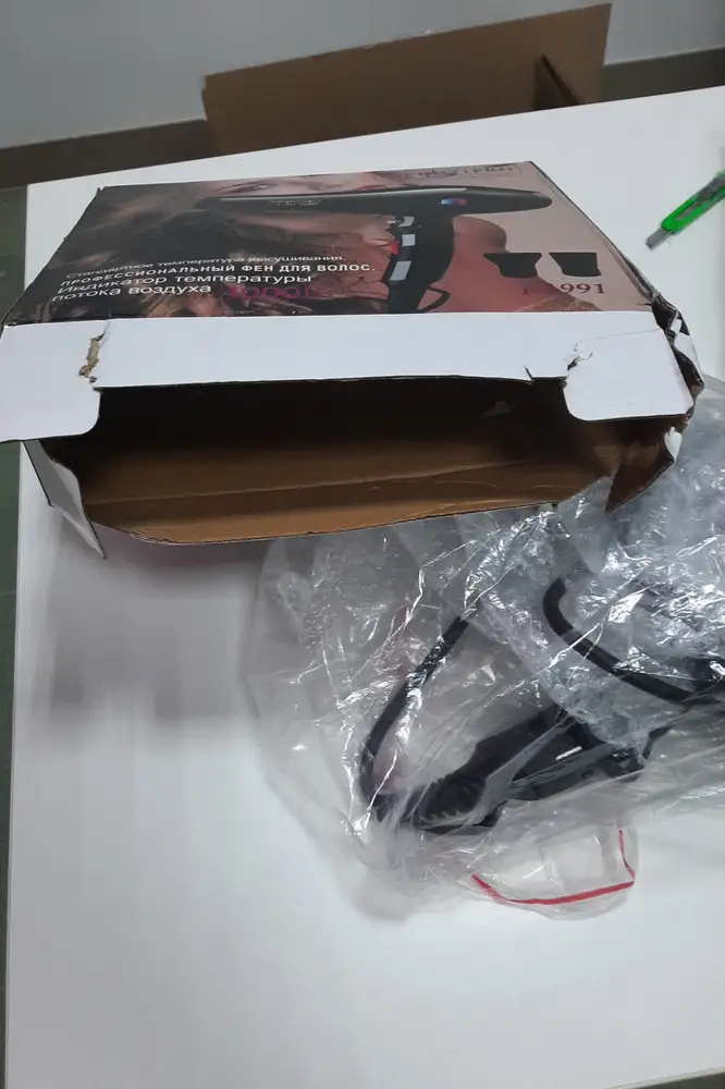 Товар не соответствует заявленным требованиям, на товаре указана 4000ватт,но он максимум на 2000.Пластик самый дешёвый, китайский ширпотреб!Коробка  разорвана, фен лежал в таком же разорваном пакете!Брать не советую! ( отзыв жены)