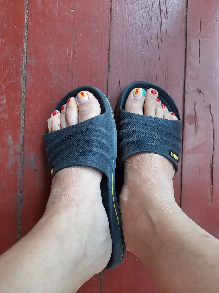 Сын носит второй сезон, сама иногда надеваю, очень удобные для стопы, стопа полностью ложится на подошву, что очень важно, лёгкие, мягкие, размеру соответствуют.