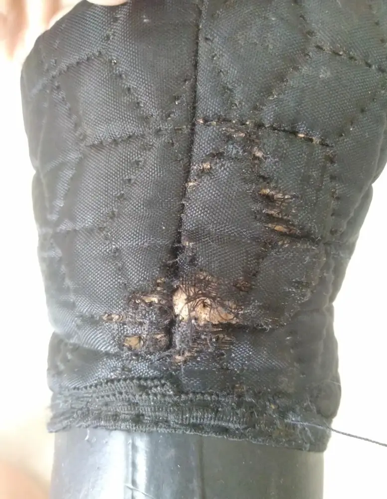 Не советую данные сноубутсы к покупке! Купила 21 марта 2021 г., на голенище сзади на обоих сноубутсах рвется, рассыпается ткань. Ещё 2 недели ношения и можно делать из них галоши, но для галош эта стоимость большевата. Сегодня написала сообщение на проверку по браку, но не сохранила пакет. Длина стопы 25 см, данный размер (38-39) подойдёт на 39-40 р-р.