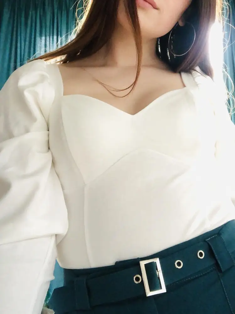 Очень удобно сидит, трусики тянуться и не чувствуются. Правда, цвет, думала что белоснежный будет , а он такой какой-то кремовый, но все равно все красиво, взяла🌝