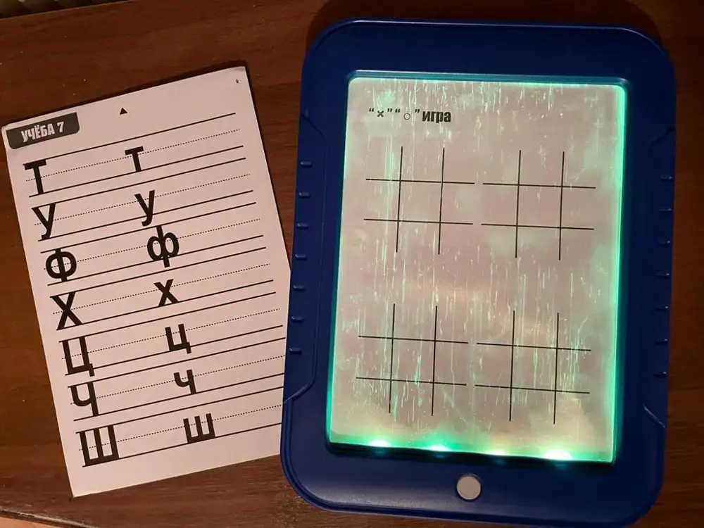 Очень много картинок в комплекте, ещё 10 маркеров и салфетка, батарейки тоже. Очень довольны