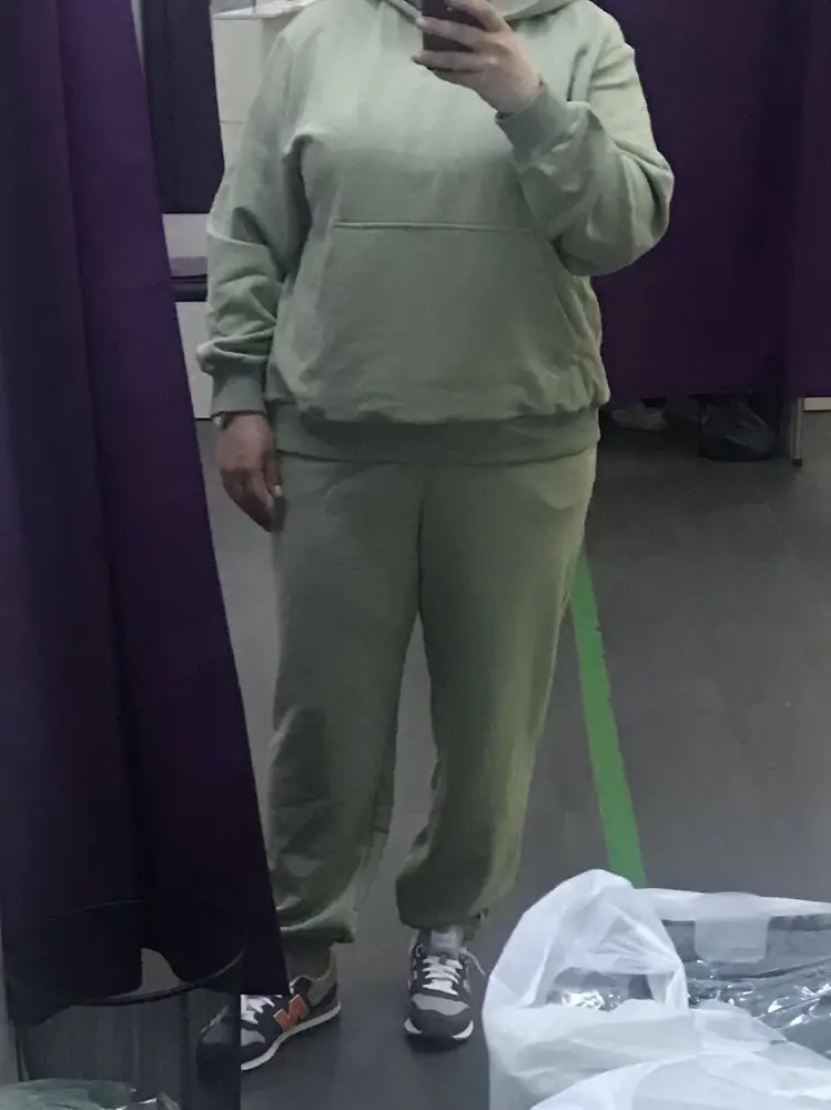 К качеству вопросов нет, хороший костюм, сшито аккуратно, приятный цвет. Брюки широкие, даже снизу у резинки, такой фасон видимо.