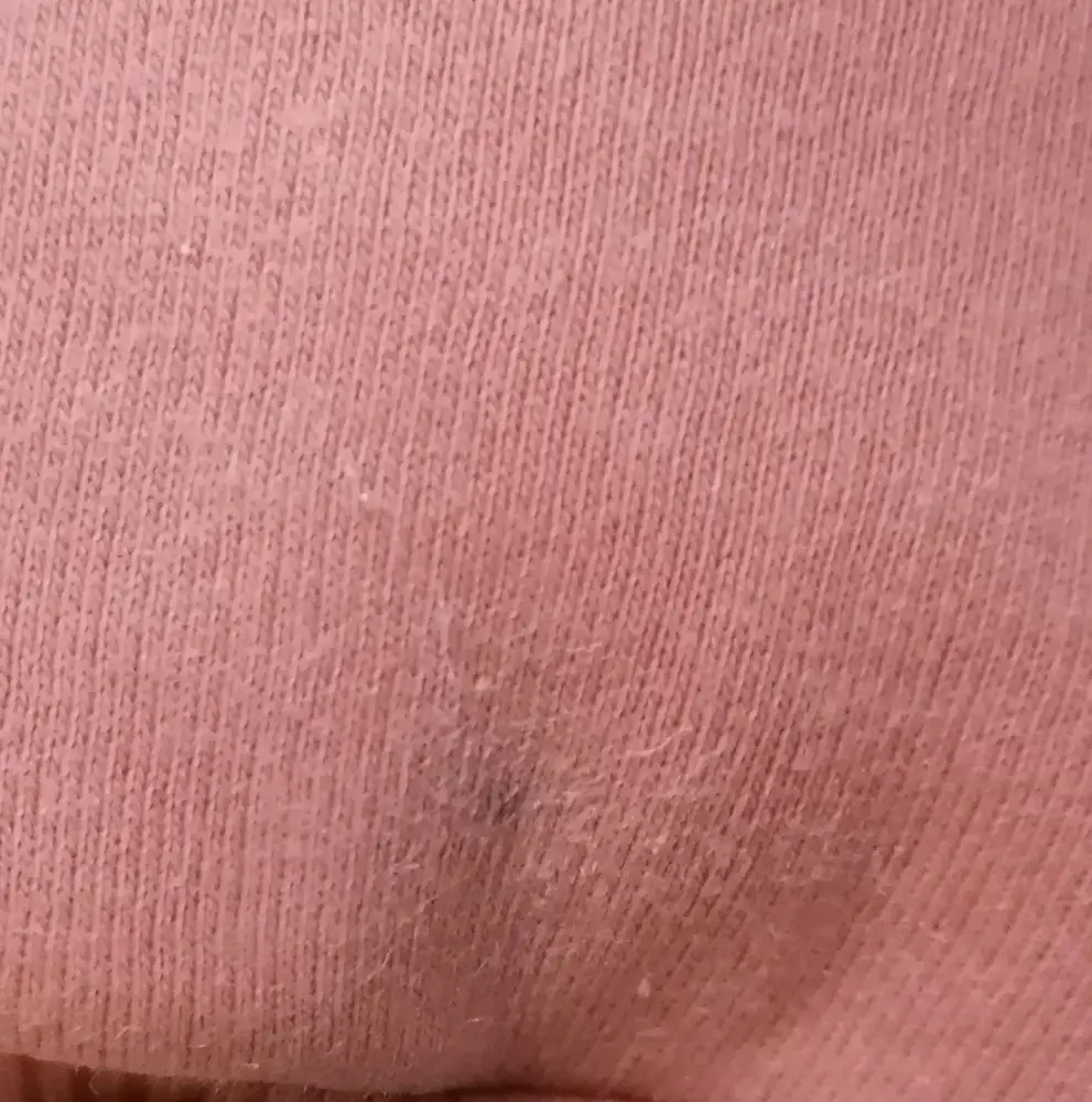 Костюм неплохой, тепленький. На рост 170 в размере xs по длине штаны нормально, но как на модели такой гормошки внизу нет. Звезду сняла за то что у худи на рукаве черная точка как будто от маркера, а на изнаночной стороне ощущение что при примерки до меня у кого-то тушь текла и все этой ковтой стёрли. При получении этого не заметила. Думала отстираю пятна, но увы не отстирываются