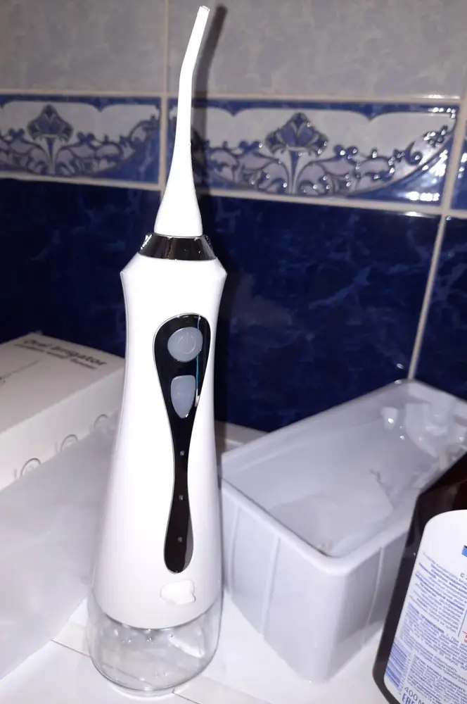 Очень хороший напор. Струя долетела до потолка при нажатии😁. Отлично промывает, аж закровили десна. Хотя я этим не страдала. Упакован был отлично. Насколько хватит покажет время.