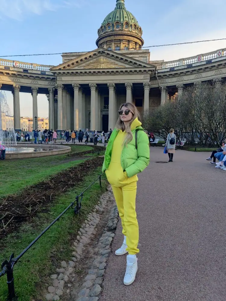 Красивый, яркий утеплённый костюм с капюшоном🍋💛 Брала для поездки в Питер. Размер Xs, но стиль оверсайз, поэтому худи выглядит большим, но для прогулок идеально. При примерке сразу же обнаружила несколько пятен, но костюм очень понравился, поэтому рискнула взять(последние два фото с пятнами прилагаю...из-за плохого света цвет на фото-коллаже отличается, а так он прям насыщенный лимонный), всё в тот же день отстирала. Тёплый, мягкий и приятный к телу🤩 Качество понравилось! 
