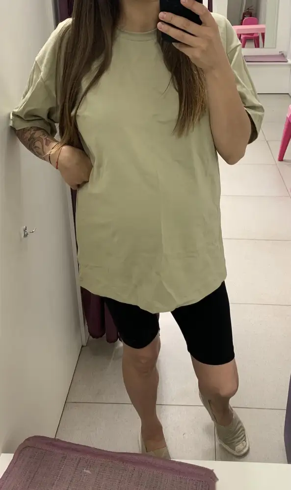 Хорошая плотная футболка, немного тянется! Размер подошёл на 44-46 на 8 месяце беременности. Цвет соответствует! 