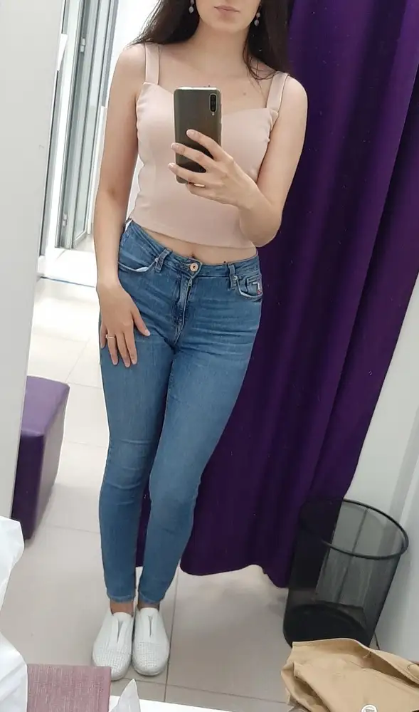 Топ симпатичный, оказался широковат немного, надо было заказывать xs, но все же мне кажется для этой цены простоватый.